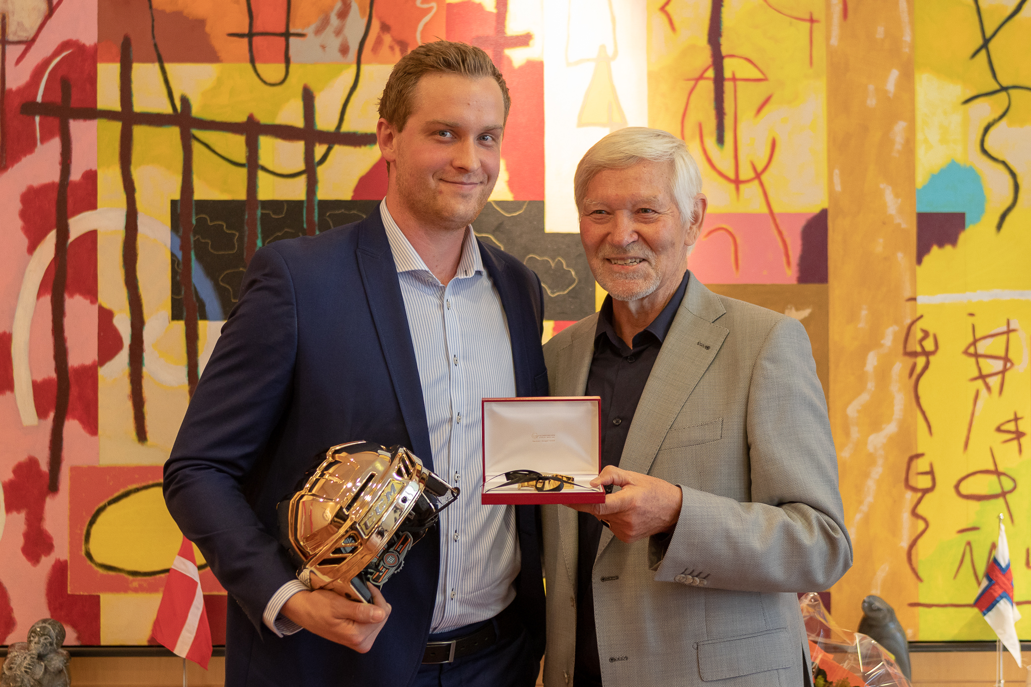 Mads Frandsen med ishockeyjournalisten Peter Fredberg ved overrækkelsen af BT's Gyldne Fløjte i 2019. 