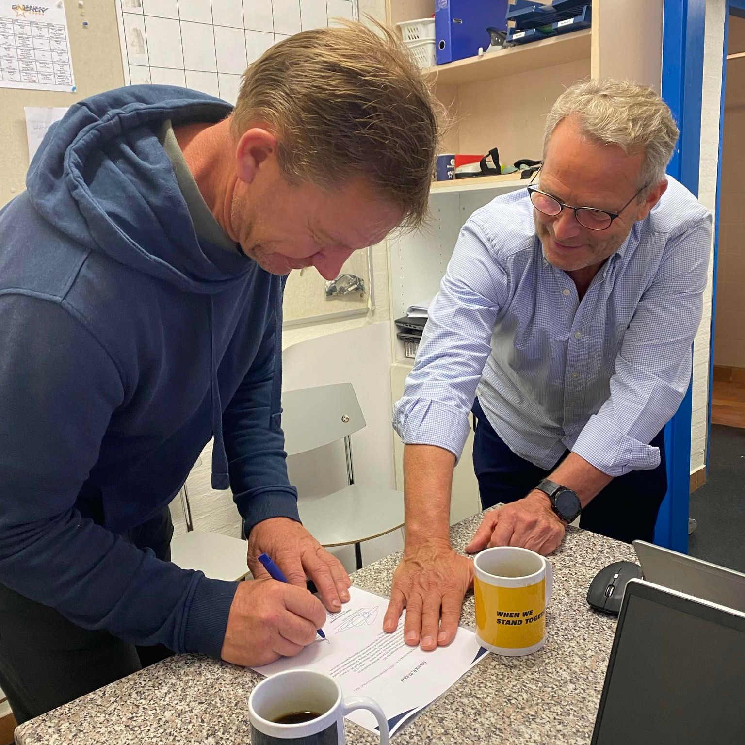 Ernst Andersen skriver under på kontrakten i Esbjerg. Foto: Esbjerg Energys Facebookside