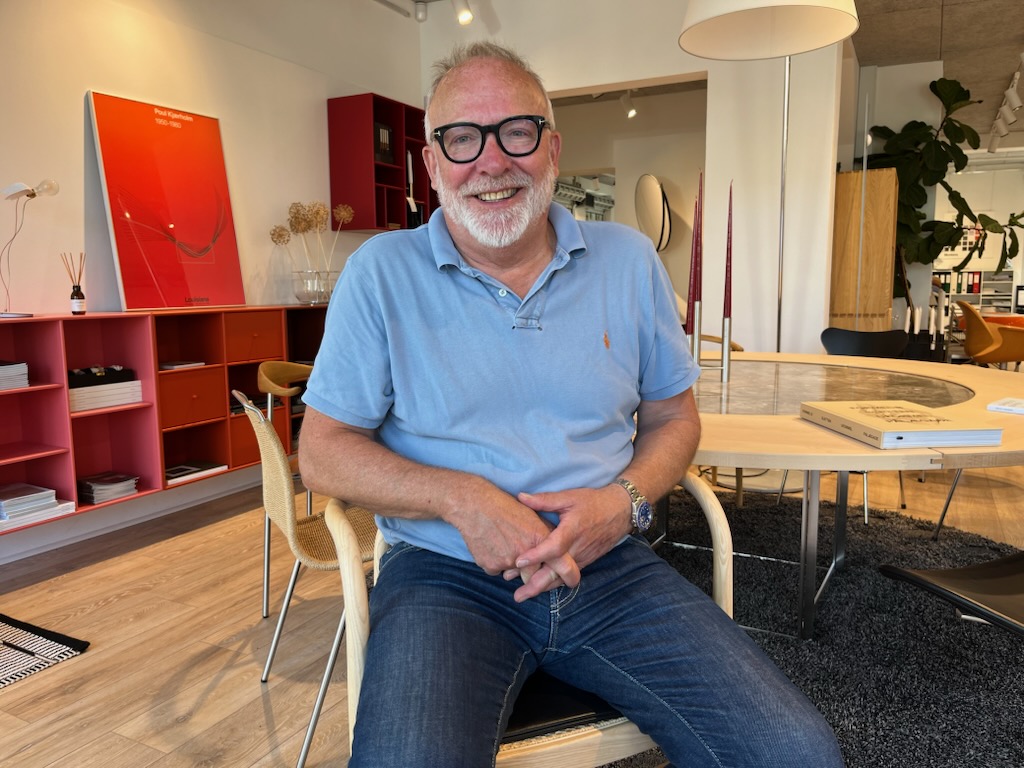 Thomas Kjærholm sidder i sin far Poul Kjærholms stol, PK 15, ved det runde bord, PK 54, som faderen også designede. Foto: Peter Fredberg