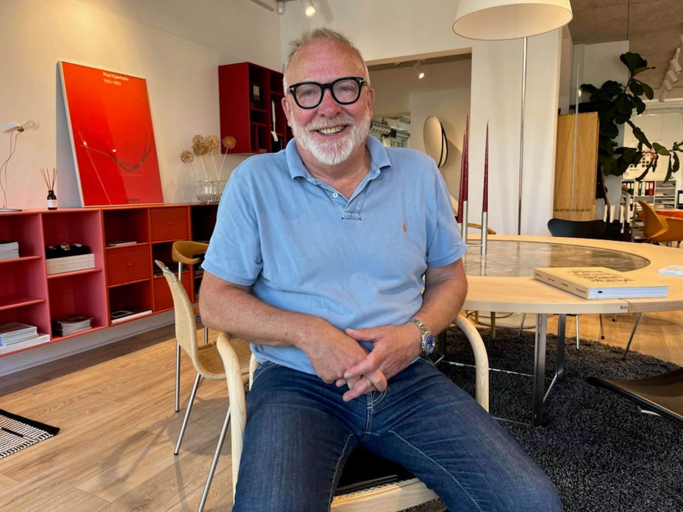 Thomas Kjærholm sidder i sin far Poul Kjærholms stol, PK 15, ved det runde bord, PK 54, som faderen også designede. Foto: Peter Fredberg