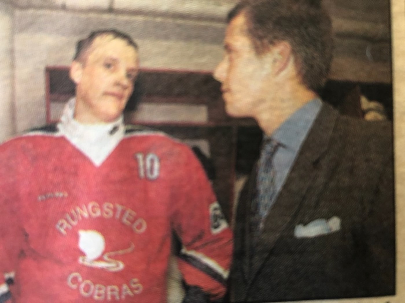 Kronprins Frederik og Rungsted-angriberen Søren True får en snak i pausen efter anden periode i en ligakamp i Rødovre i 1997.