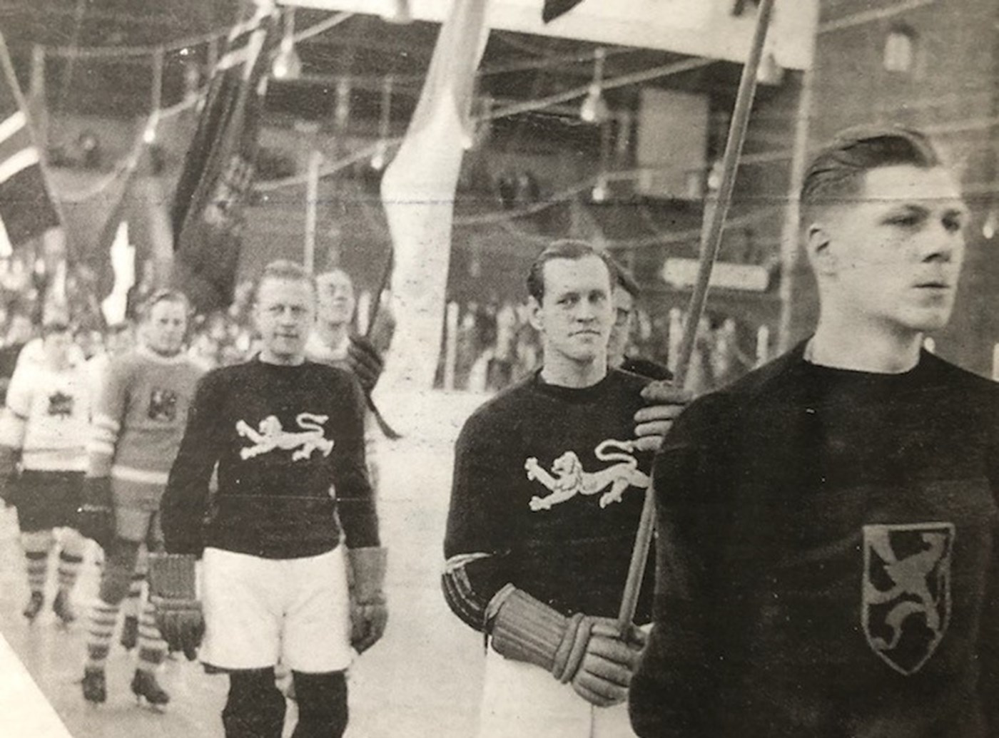 Sådan så det ud, da kaptajnen Jørgen Hviid bar Dannebrog ind ved VM-indmarchen i Stockholm i 1949. Forrest målmanden Flemming Jensen.   